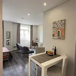Apartamento Gold Center 101 *